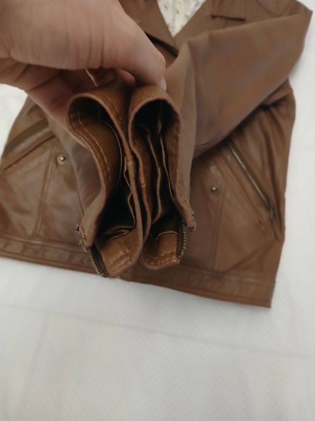 Cazadora piel marrón Stradivarius. Talla L.