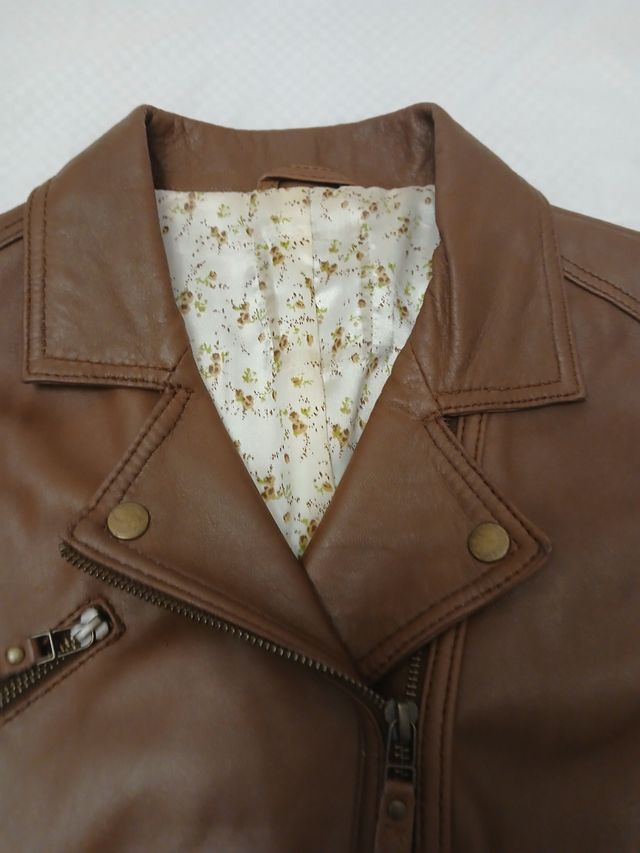 Cazadora piel marrón Stradivarius. Talla L.