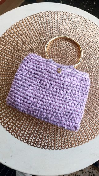 Bolso de mano de ganchillo morado