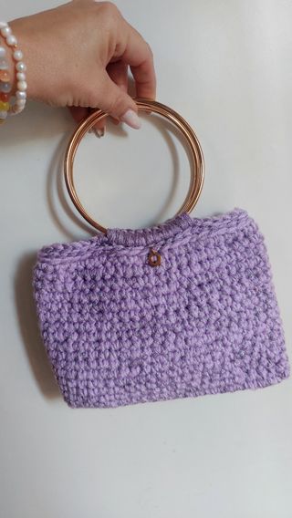 Bolso de mano de ganchillo morado