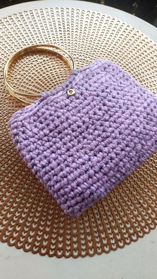 Bolso de mano de ganchillo morado