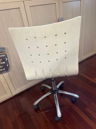 Silla de oficina plateada y blanca