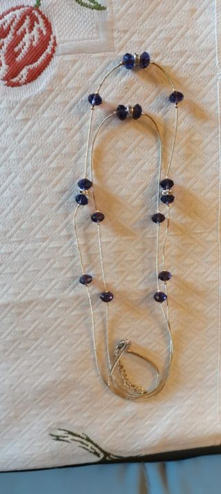 Collar de cuentas azul y plateado