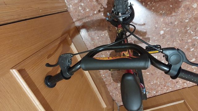 Bicicleta HotWheels 12 pulgadas, ruedines