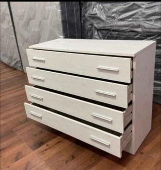 Cómoda blanca de madera