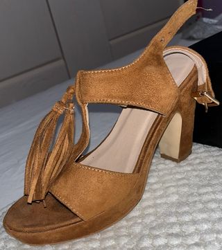 Sandalias de tacón marrón con flecos