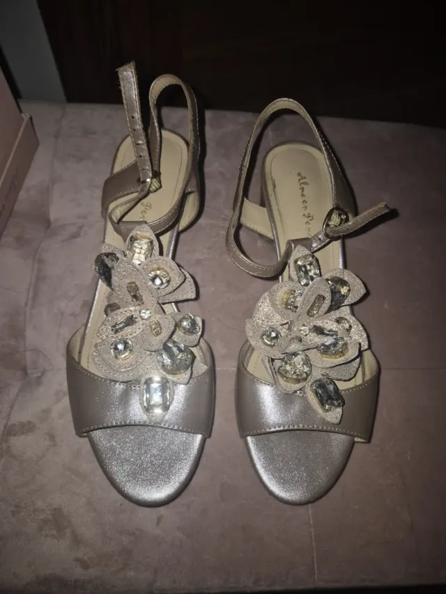 Sandalias doradas y plateadas con pedrería