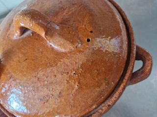 ANTIGUA OLLA TERRACOTA BARRO TAPA CAZUELA BREDA