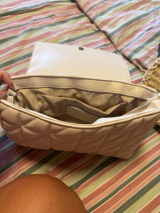 Bolso acolchado con cadena dorada