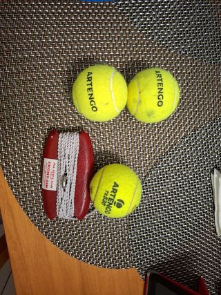 Raquetas de tenis Artengo y pelotas.