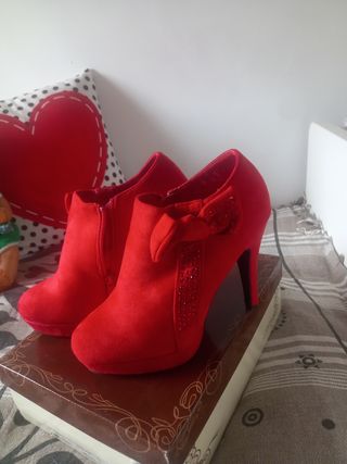 Zapatos de fiesta rojos con lazo