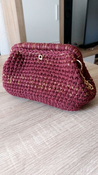 Bolso de mano ganchillo con detalles dorados