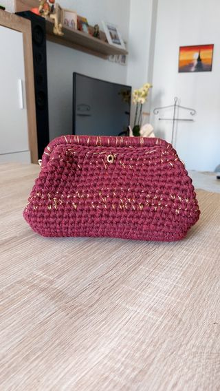 Bolso de mano ganchillo con detalles dorados
