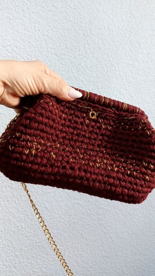 Bolso de mano ganchillo con detalles dorados