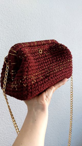 Bolso de mano ganchillo con detalles dorados