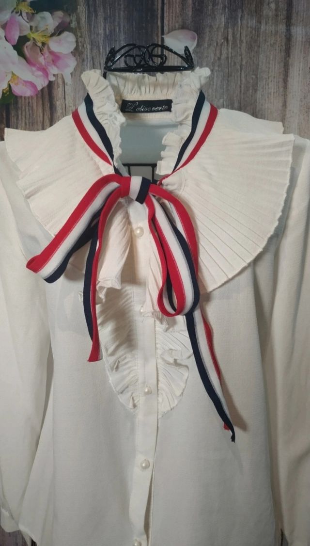 Blusa blanca con volantes y lazo