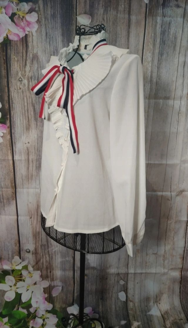 Blusa blanca con volantes y lazo