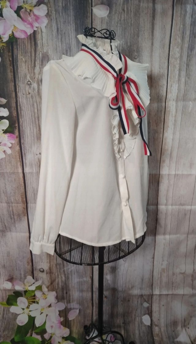 Blusa blanca con volantes y lazo
