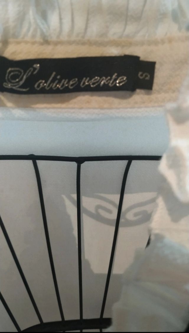 Blusa blanca con volantes y lazo