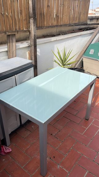 Mesa de cristal y metal gris