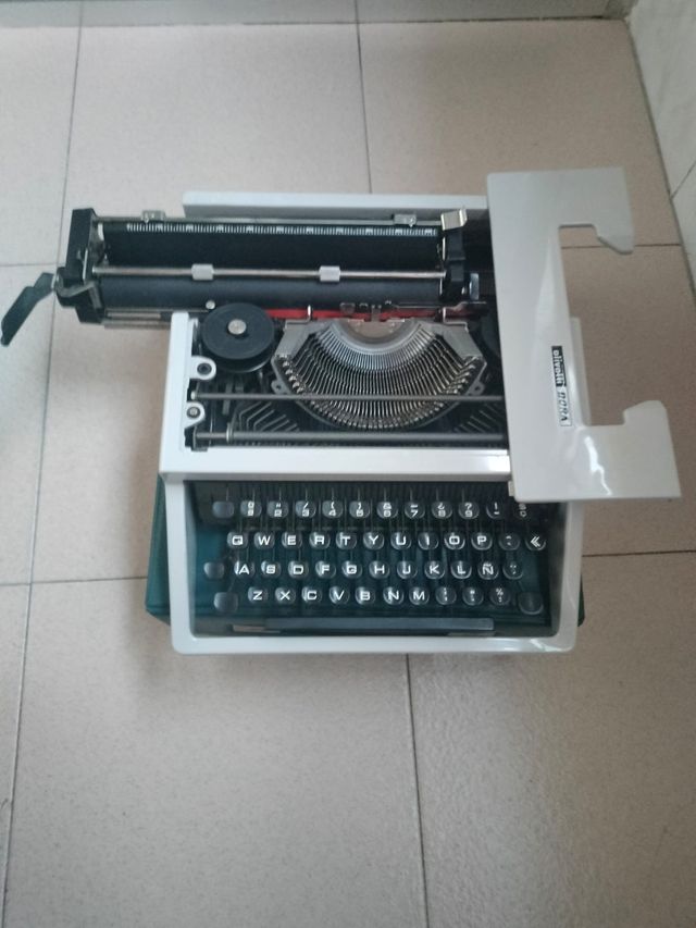 Máquina de Escribir Olivetti DORA