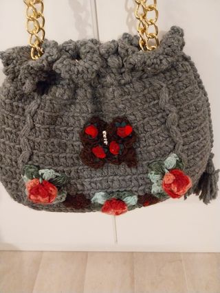 Borsa lana uncinetto grigia con fiori rossi