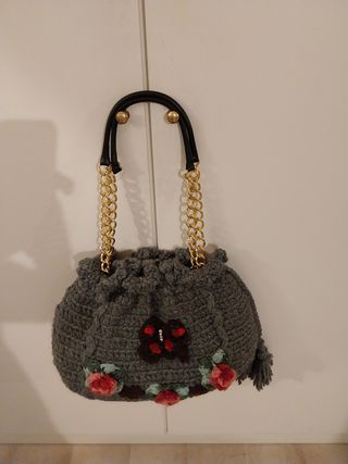 Borsa lana uncinetto grigia con fiori rossi