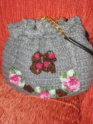Borsa lana uncinetto grigia con fiori rossi