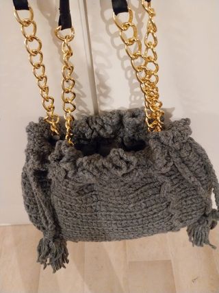 Borsa lana uncinetto grigia con fiori rossi