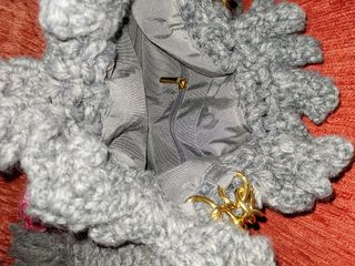 Borsa lana uncinetto grigia con fiori rossi