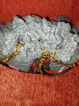 Borsa lana uncinetto grigia con fiori rossi