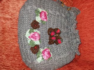 Borsa lana uncinetto grigia con fiori rossi