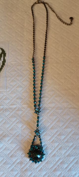 Colgante con piedras verdes y turquesas