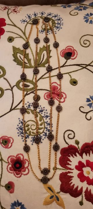 Collar dorado con flores marrones