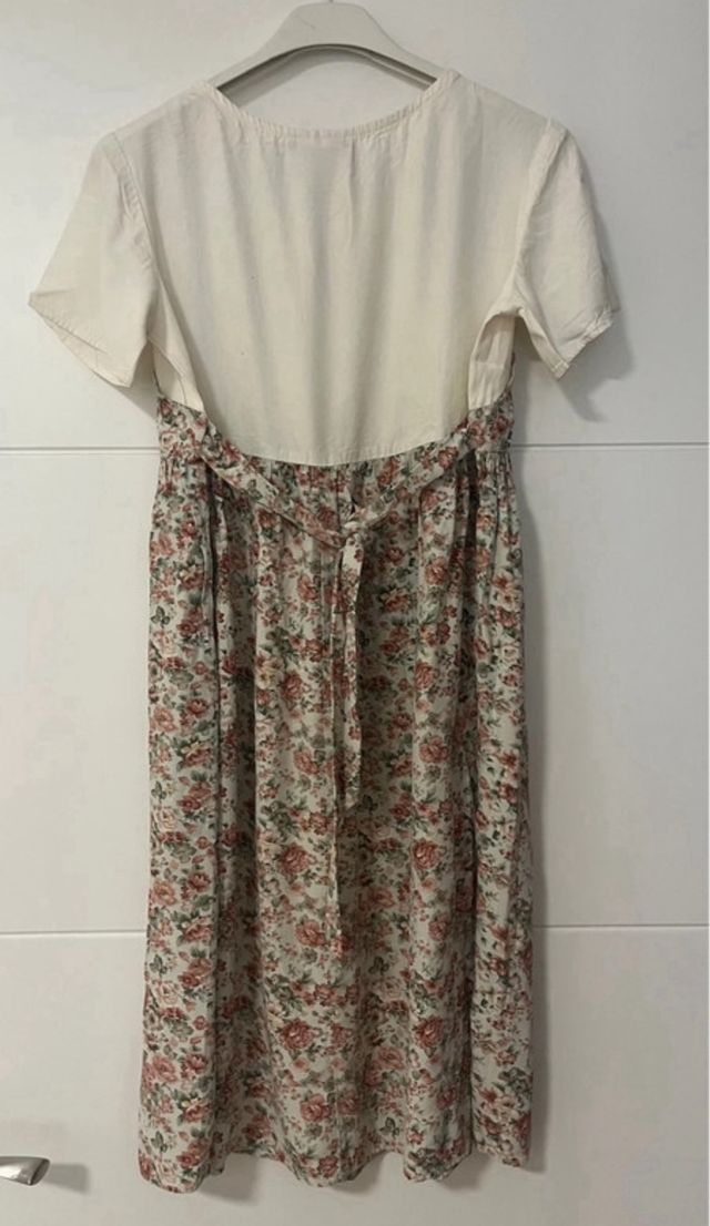 Vestido floral vintage con camiseta blanca