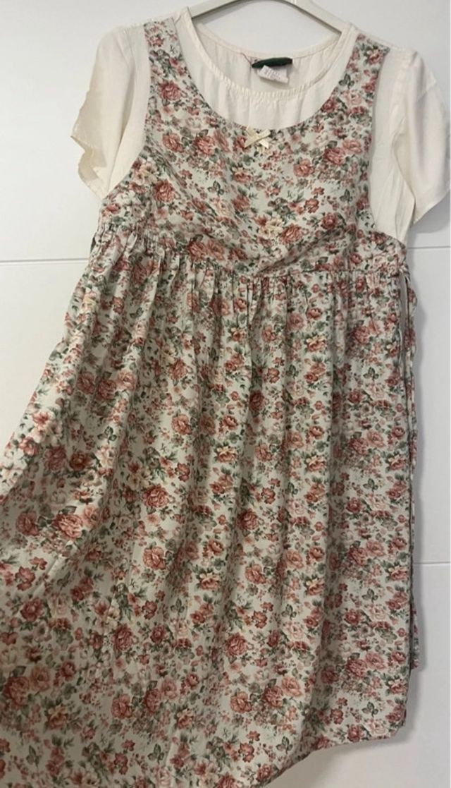 Vestido floral vintage con camiseta blanca