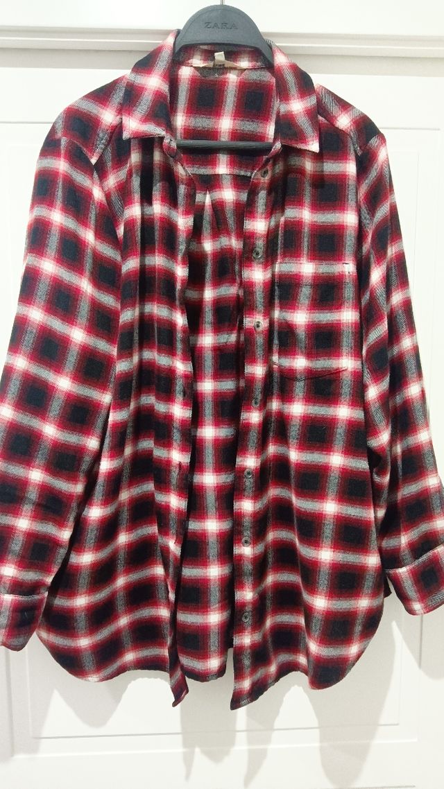 Camisa de cuadros roja y negra para mujer