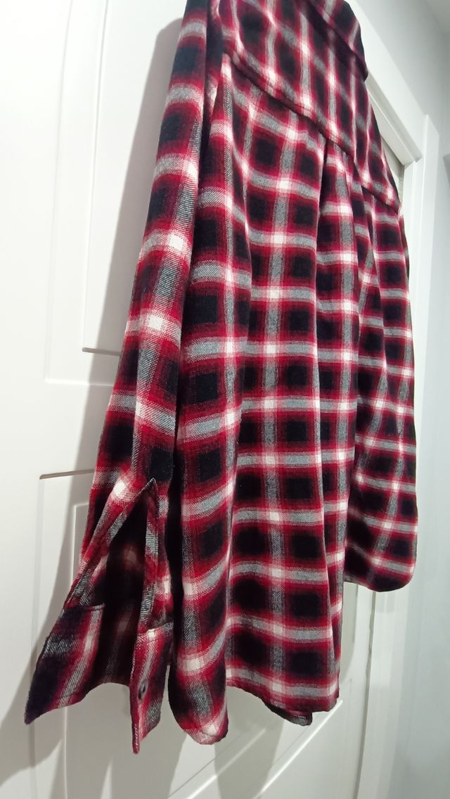 Camisa de cuadros roja y negra para mujer