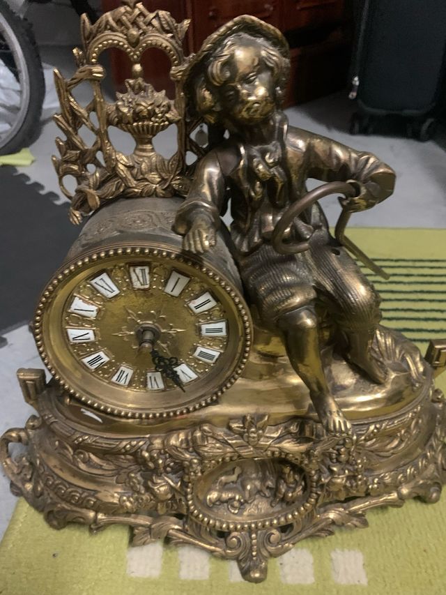 Reloj de sobremesa antiguo con figura
