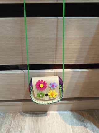 Bolso infantil de fieltro con flores