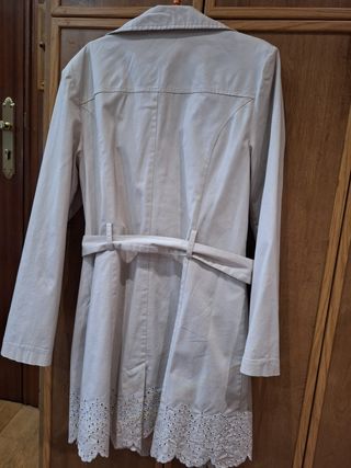 Gabardina beige con bordado