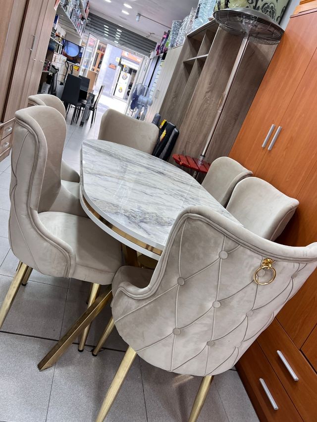 Mesa de comedor mármol y sillas terciopelo
