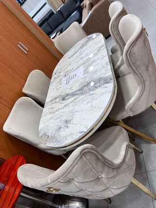 Mesa de comedor mármol y sillas terciopelo