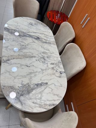 Mesa de comedor mármol y sillas terciopelo