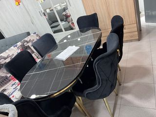 Mesa de comedor mármol y sillas terciopelo