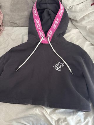 Sudadera SikSilk cropped gris y rosa