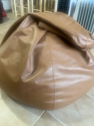 Puff de piel color avellana