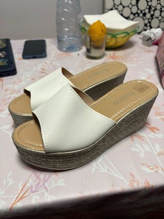 Sandalias de cuña blancas y doradas