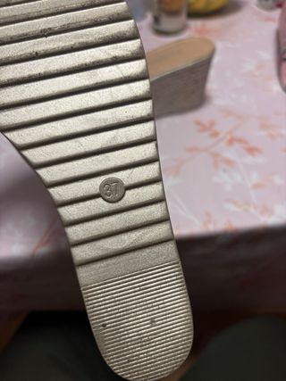 Sandalias de cuña blancas y doradas