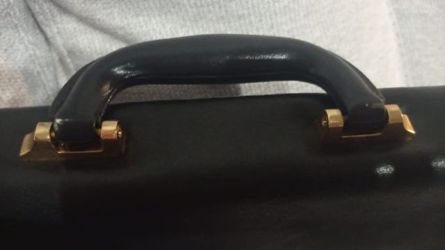 Maletín de piel negro